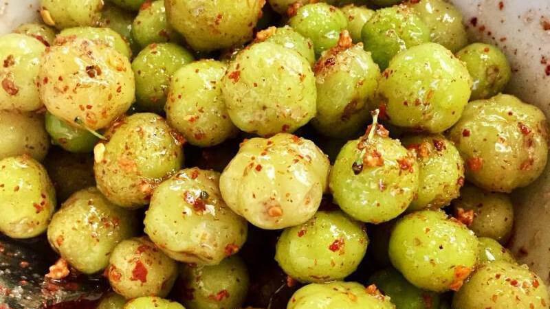 Khám phá cách chế biến chùm ruột xốc muối ớt với hương vị chua cay độc đáo, mới lạ cho món ăn vặt thú vị