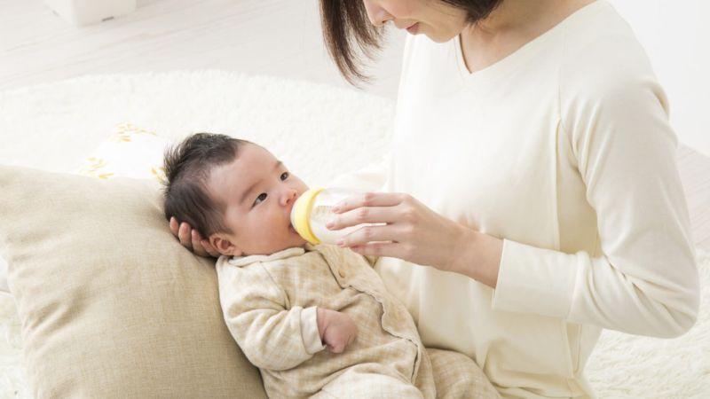 8 bí quyết giúp bé bú bình dễ dàng, không quấy khóc