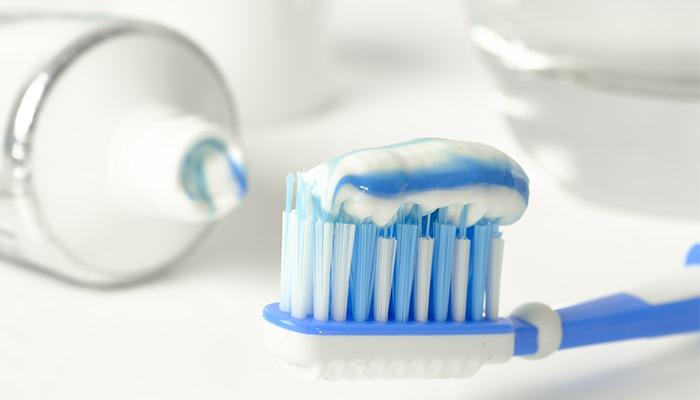 Việc sử dụng quá nhiều kem đánh răng là một sai lầm thường gặp, có thể dẫn đến tổn thương cho răng miệng. Đây chính là nguyên nhân khiến răng của bạn dễ bị hư hỏng và yếu đi.