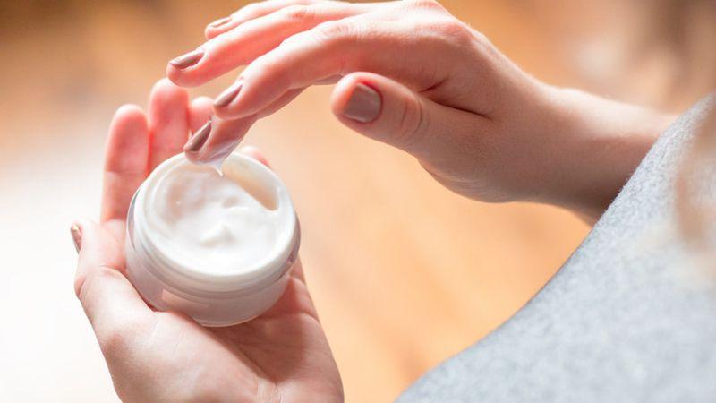 Khám phá 5 bí quyết giúp nước hoa bám lâu suốt cả ngày, mang lại sự tự tin và vẻ đẹp tỏa sáng cho bạn.