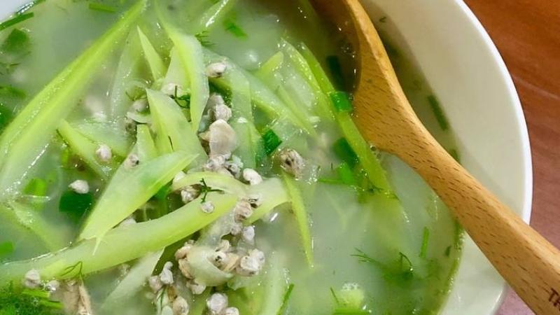 Món canh bầu thịt bằm, húp từng muỗng nóng hổi, với nước canh ngọt lịm, thấm đẫm hương vị, khiến bữa ăn thêm phần thú vị.