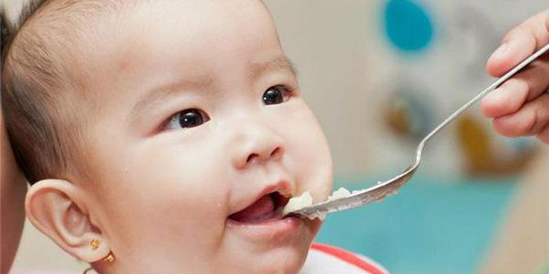 Liệu bé 6 tháng tuổi có nên bắt đầu ăn cháo trứng không?