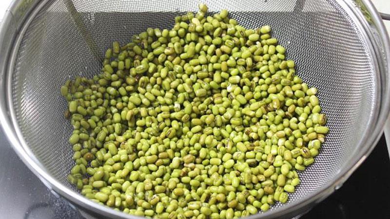 Giảm vòng 2 hiệu quả với thức uống nước đậu xanh rang mát lạnh