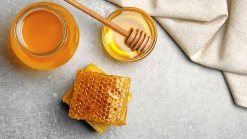 Mật ong hoa nhãn Hưng Yên là gì? Khám phá những đặc điểm độc đáo và lợi ích vượt trội của loại mật ong đặc sản này.