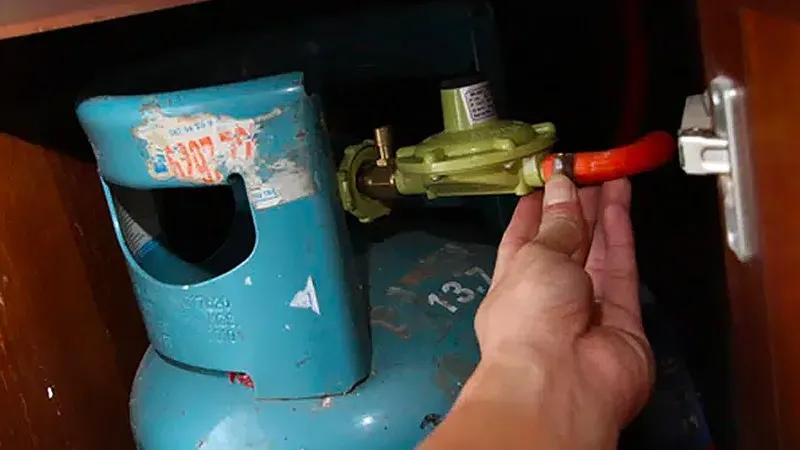 Bếp gas cháy lửa đỏ làm nồi bị đen, phải xử lý thế nào?