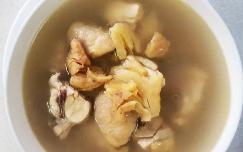 Canh gà nấu gừng không chỉ thơm ngon mà còn có tác dụng tuyệt vời trong việc giải cảm, là lựa chọn hoàn hảo cho những ngày trời lạnh.