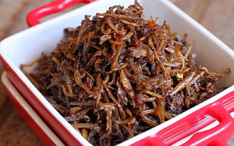 Chỉ cần 15 phút, bạn sẽ có ngay món cá cơm khô rim tỏi ớt thơm ngon, hấp dẫn, khiến bữa cơm trở nên thêm phần đậm đà và ngon miệng.