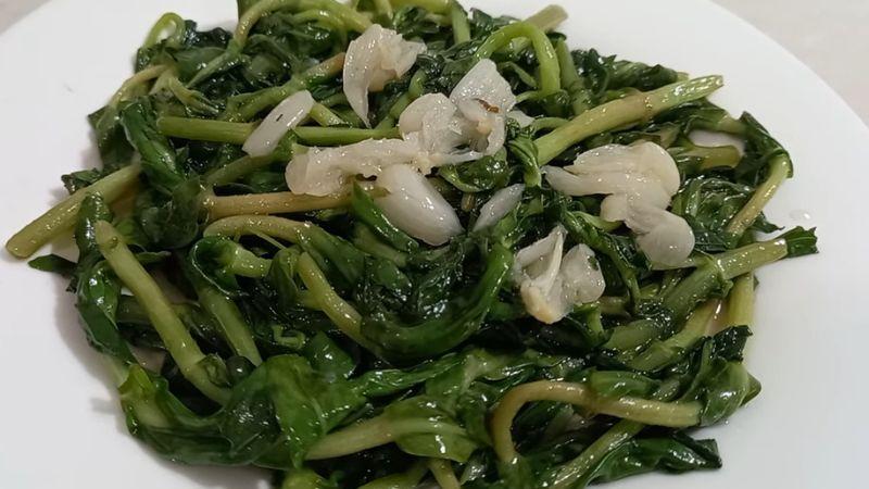 Rau ngổ xào tỏi – món ăn dân dã nhưng lại đậm đà hương vị khó quên