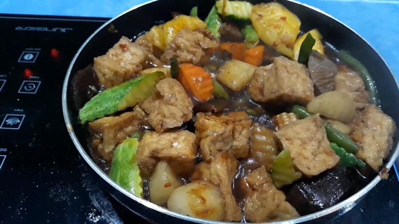 Hãy vào bếp cùng nhau để chế biến món đậu hũ kho thập cẩm, món ăn đầy đặn, thơm ngon và đậm đà hương vị.