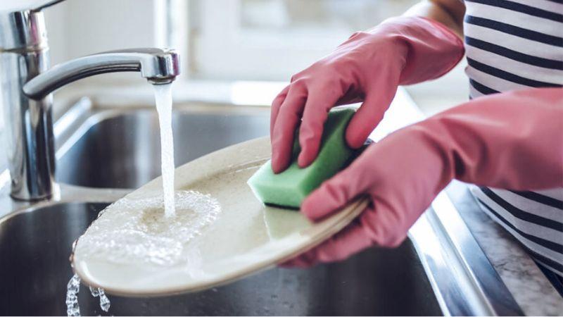 Làm sao để chọn nước rửa chén không làm hại da tay?