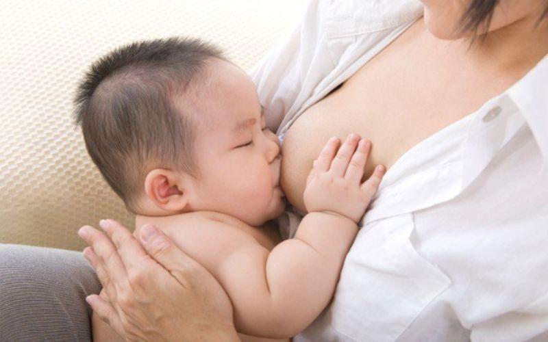 Màu vàng và mùi khai trong nước tiểu của trẻ sơ sinh có phải là dấu hiệu bất thường?
