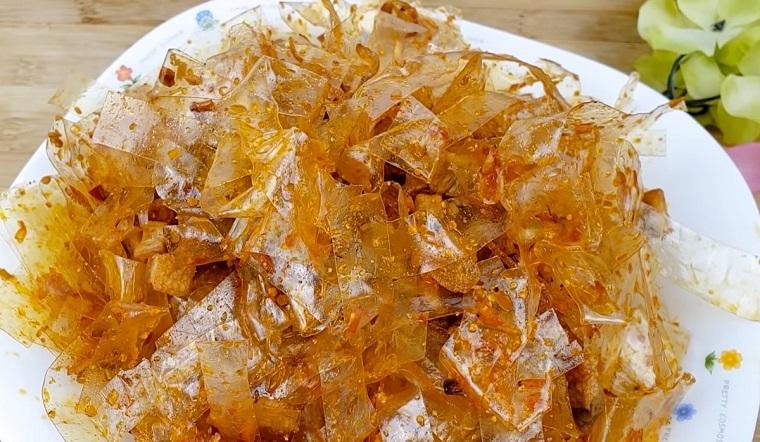 Công thức làm bánh tráng sa tế Long An với hương vị cay nồng, dẻo thơm, sẽ khiến bạn phải thưởng thức mãi không thôi.