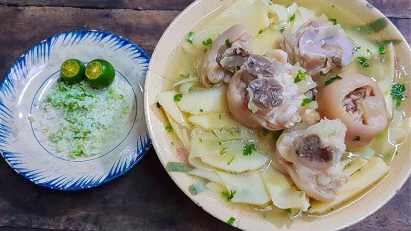 Món giò heo hầm măng mang đến hương vị thơm ngon, béo ngậy từ giò heo kết hợp với độ giòn ngọt, thanh mát từ măng, không hề có vị đắng, tạo nên một món ăn vô cùng hấp dẫn và đậm đà.