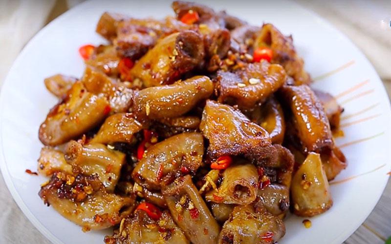 Khám phá bí quyết làm món lòng heo xào tỏi ớt đậm đà, khiến bạn thưởng thức không thể ngừng lại.