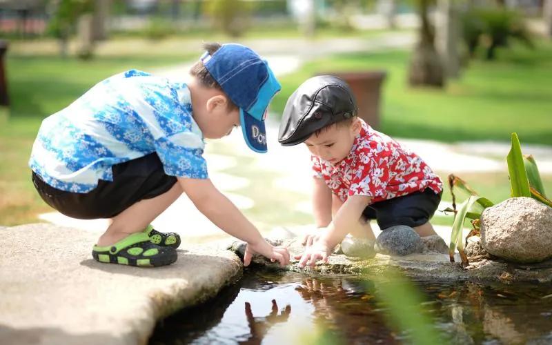 Sự khác biệt giữa trẻ em được phép chơi đùa với nước và trẻ em bị ngăn cấm không được tiếp xúc với nước