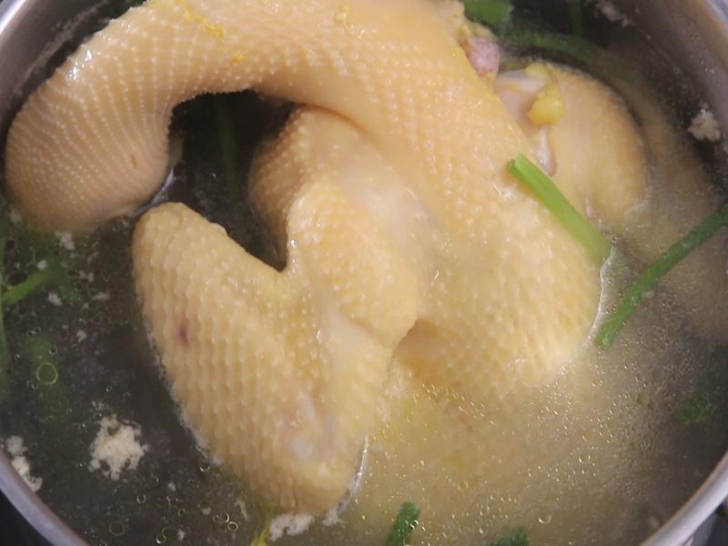 Có nên sử dụng nước luộc gà để nấu canh cải?