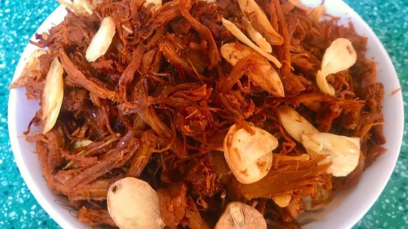 Khám phá cách chế biến khô heo cháy tỏi ngay tại nhà, với hương vị thơm ngon, đậm đà và hấp dẫn, lý tưởng để nhâm nhi vào bất kỳ lúc nào.