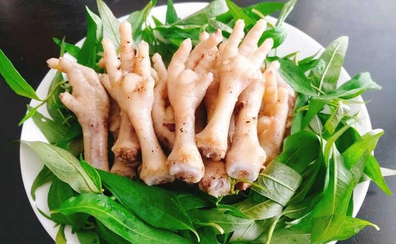 Chân gà hấp rau răm – một món ăn thơm ngon, dễ làm mà lại vô cùng hấp dẫn. Hương vị đặc trưng từ rau răm tươi mát sẽ khiến món ăn này trở nên độc đáo và lôi cuốn. Cùng khám phá ngay cách chế biến món chân gà hấp rau răm này nhé!