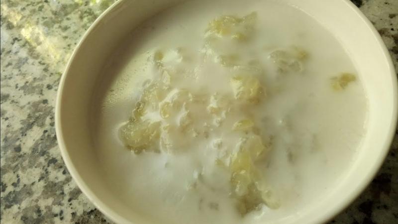 Chè bắp nếp lá dứa, ngọt ngào và thanh mát, là lựa chọn hoàn hảo cho những ai yêu thích món ăn thơm ngon và dễ làm trong những ngày hè oi ả.