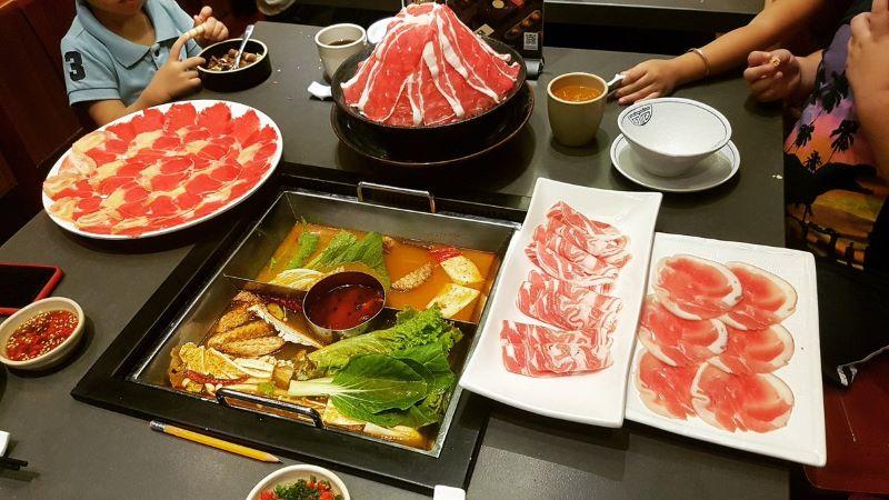 Khám phá những quán lẩu hấp dẫn tại quận 2, từ những nơi bình dân đến những không gian sang trọng, mang đến những trải nghiệm ẩm thực tuyệt vời.
