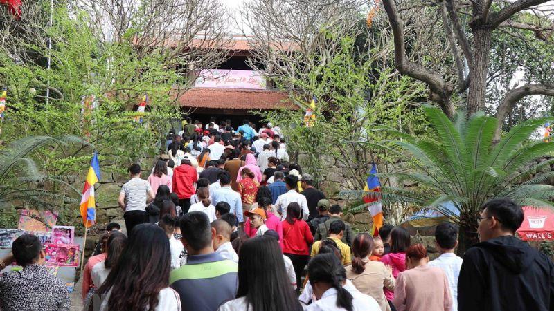 Vào những ngày đầu xuân, du khách và người dân Bắc Ninh đổ về chùa Phật Tích để tham gia lễ hội, cầu an và hòa mình vào không khí lễ hội đặc sắc nơi đây.