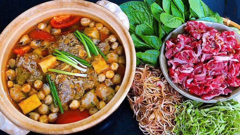 Ngày mưa se lạnh, không gì tuyệt vời hơn khi thưởng thức một nồi lẩu riêu cua bắp bò thơm ngon, bổ dưỡng. Món ăn này sẽ xua tan cái lạnh, mang lại sự ấm áp cho gia đình bạn.