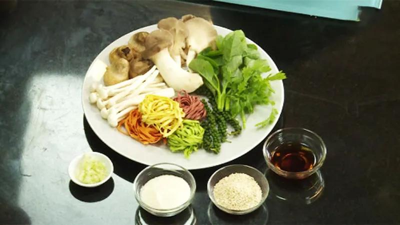 Món lẩu tiêu xanh chay với hương vị cay nồng, ấm áp, là lựa chọn lý tưởng cho những ngày đông se lạnh, mang đến cảm giác dễ chịu và ấm cúng cho bữa ăn gia đình.