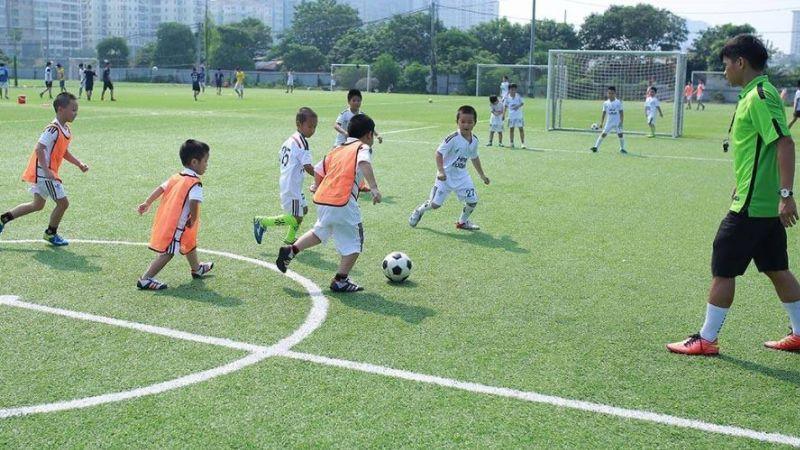 Chơi đá bóng có thể giúp trẻ em phát triển chiều cao hay không?