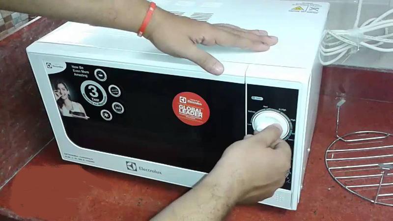 Khám phá cách bóc vỏ tỏi nhanh chóng mà không lo mùi lưu lại trên tay