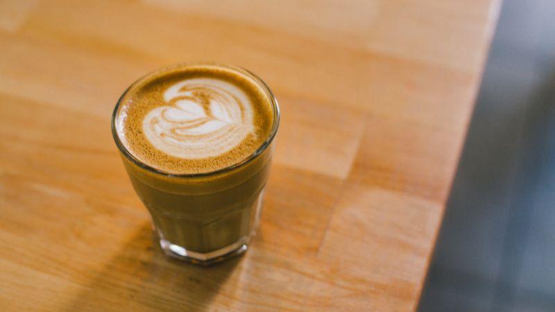 Flat White là gì và làm sao để phân biệt nó với latte? Hãy cùng khám phá sự khác biệt giữa hai loại cà phê hấp dẫn này.