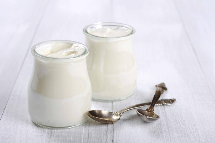 Thời gian lý tưởng để bé ăn sữa chua là khi nào?
