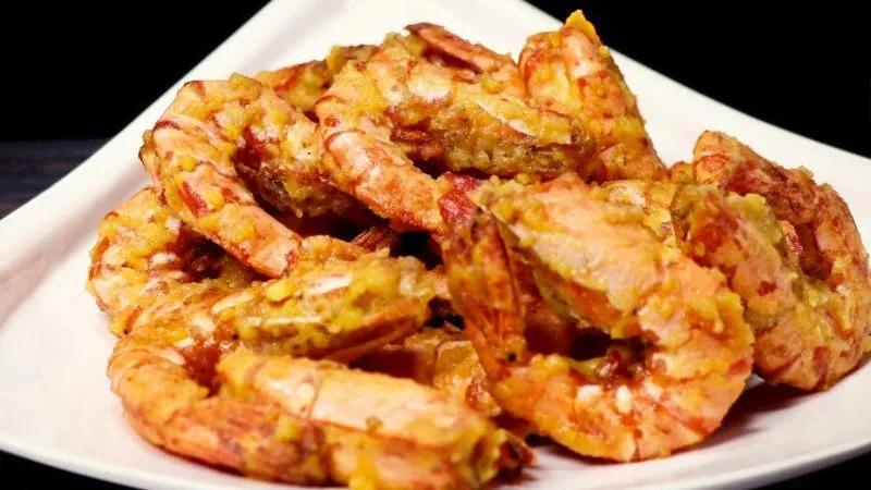 Tôm chiên hoàng kim – món ăn sang trọng, mang hương vị đặc trưng của nhà hàng cao cấp, giờ đây bạn hoàn toàn có thể chế biến ngay tại gian bếp nhà mình với những bước thực hiện vô cùng đơn giản.