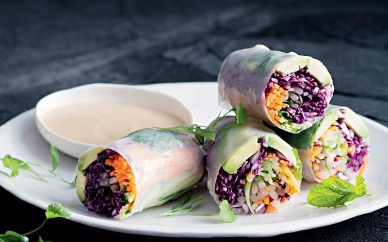 Cùng khám phá cách chế biến món gỏi cuốn ngũ sắc không chỉ ngon mà còn bắt mắt, dễ dàng thực hiện ngay tại nhà. Hãy để Tripi giúp bạn tạo nên món ăn đẹp mắt, đầy đủ hương vị và sắc màu.