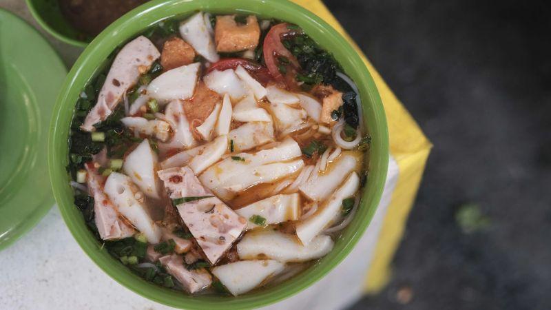Quán bánh đúc độc đáo nằm ngay giữa trung tâm Hà Nội, chỉ mở cửa duy nhất 5 ngày trong tháng, mang đến một trải nghiệm ẩm thực kỳ lạ và đáng nhớ.