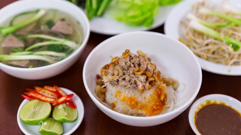 Hướng dẫn nấu phở khô Gia Lai chuẩn vị ngon miệng ngay tại nhà, đơn giản mà không kém phần hấp dẫn.