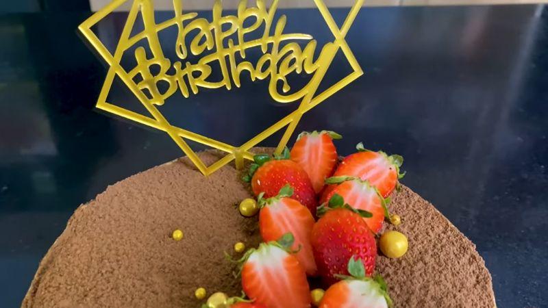 Khám phá 3 công thức làm bánh sinh nhật tiramisu tuyệt vời, vừa dễ làm, vừa mang đến hương vị thơm ngon đầy quyến rũ.