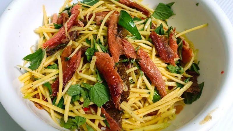 Khám phá công thức làm gỏi xoài khô cá lóc với hương vị miền Tây đặc trưng, một món ăn thanh mát, dễ ăn nhưng lại đầy ấn tượng, dễ dàng chinh phục bất kỳ thực khách nào.