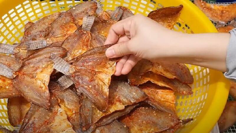 Khám phá công thức chế biến khô cá rô phi đơn giản nhưng đầy hấp dẫn, dễ dàng thực hiện tại nhà. Món ăn này không chỉ thơm ngon mà còn có hương vị đậm đà, tuyệt vời để thưởng thức cùng cơm nóng.