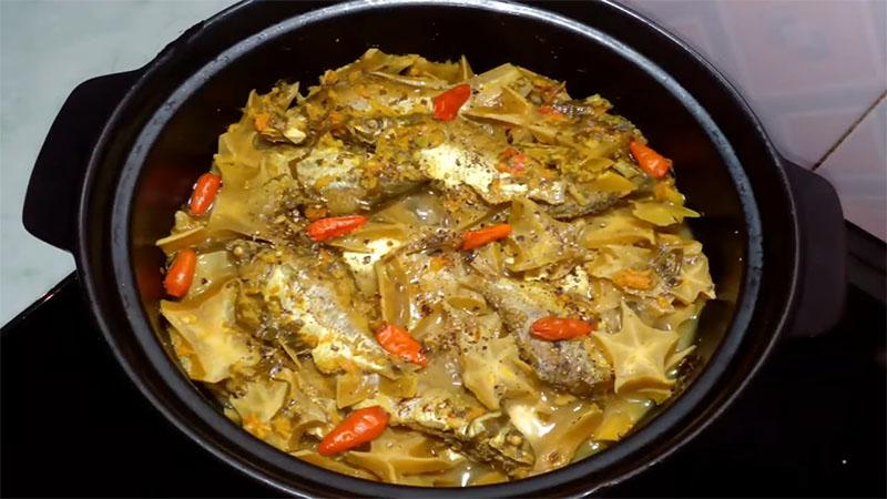 Khám phá cách kho cá diếc với khế chua, món ăn đầy đặn hương vị, thơm ngon khiến ai cũng mê mẩn.
