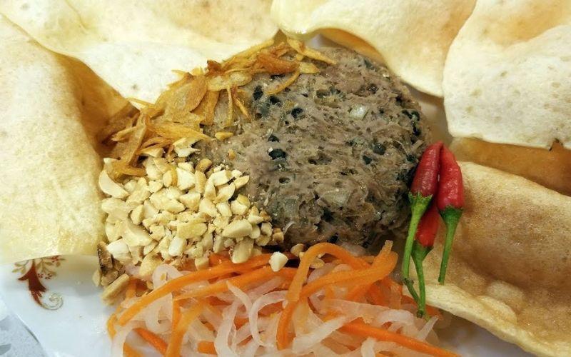 Chả đùm là món ăn đặc sắc, độc đáo, khiến bao người phải trầm trồ. Vậy thực chất chả đùm là gì và từ đâu mà ra, cùng khám phá cách thưởng thức món này sao cho đúng vị?