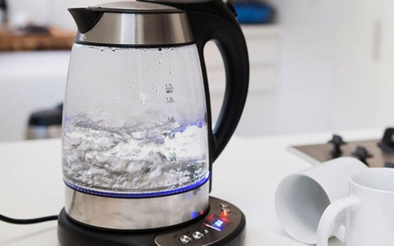 Khi phát hiện bình đun siêu tốc có dấu hiệu bất thường, bạn cần thay ngay để tránh nguy cơ nổ bình, gây nguy hiểm cho gia đình.