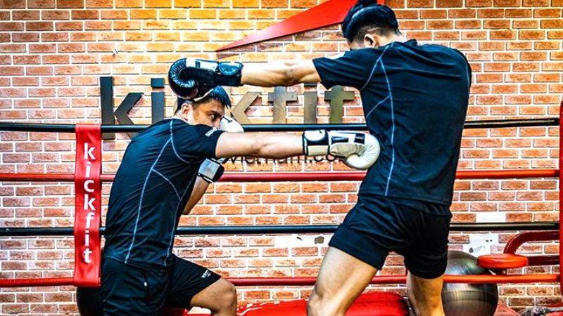 Boxing là một môn thể thao hấp dẫn, mang đến những thử thách không chỉ về thể chất mà còn về tinh thần. Cùng khám phá những lợi ích tuyệt vời mà boxing có thể mang lại cho bạn.