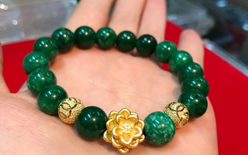 Khám phá 10 mẫu vòng tay phong thủy dành cho nam và nữ mệnh Mộc, mang đến sự cân bằng và hỗ trợ năng lượng cho chủ nhân.