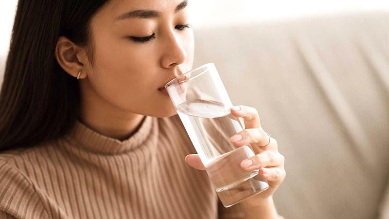Mỗi sáng, thói quen uống ngay một ly nước khi thức dậy tưởng chừng là việc làm tốt, nhưng thực tế lại không hoàn toàn như vậy!