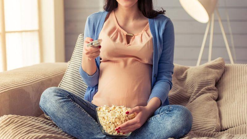 Liệu việc xem phim kinh dị trong thai kỳ có gây ảnh hưởng đến sức khỏe của thai nhi? Đây là vấn đề mà không ít bà bầu băn khoăn. Hãy cùng tìm hiểu câu trả lời chi tiết ngay sau đây.