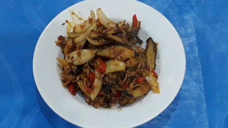 Khám phá cách làm ốc giác xào sa tế đậm đà, hương vị cay nồng chuẩn nhà hàng.