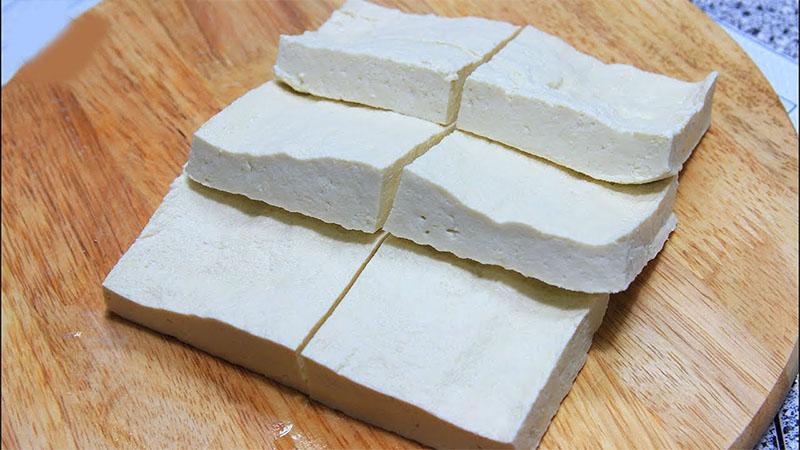 Khám phá 2 cách làm đậu hũ tại nhà mà không cần giấm hay thạch cao, sử dụng nguyên liệu tự nhiên để tạo ra món đậu hũ ngon lành, béo ngậy.