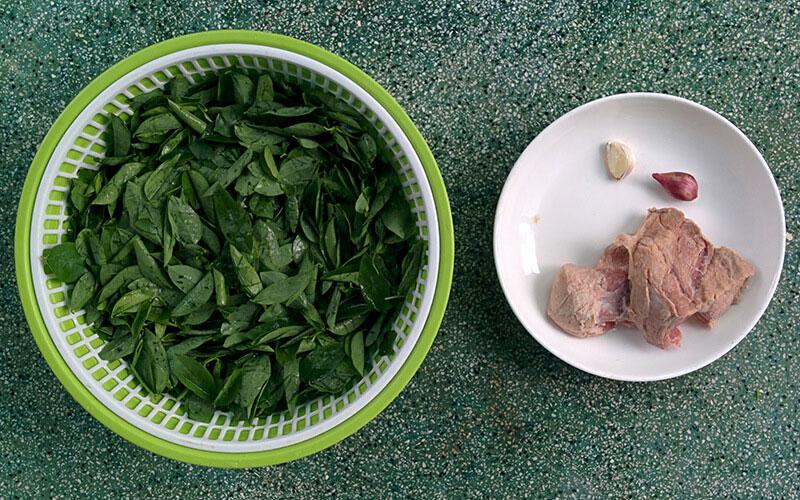 Canh rau ngót nấu thịt mang đến hương vị ngọt lành, dễ chịu, giúp bé ăn ngon miệng và bổ sung nhiều dưỡng chất.