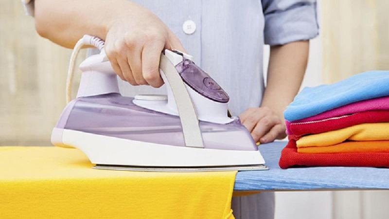 Bí quyết tẩy vết keo nến trên quần áo vừa đơn giản lại hiệu quả bất ngờ, bạn sẽ không thể ngờ được.