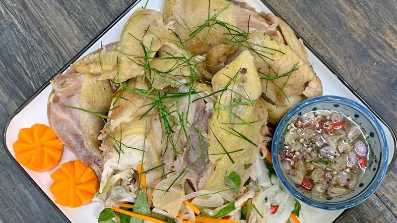 Khám phá cách chế biến gà hấp muối sả, thịt gà ngọt mềm, đậm đà hương vị khiến bạn không thể cưỡng lại.